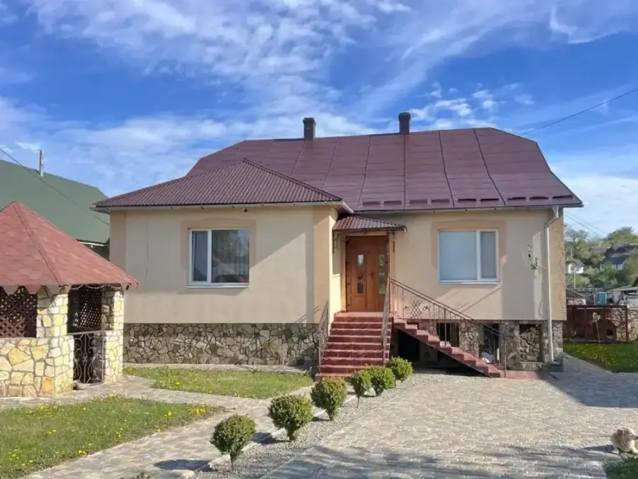 Дах приватного будинку після фарбування