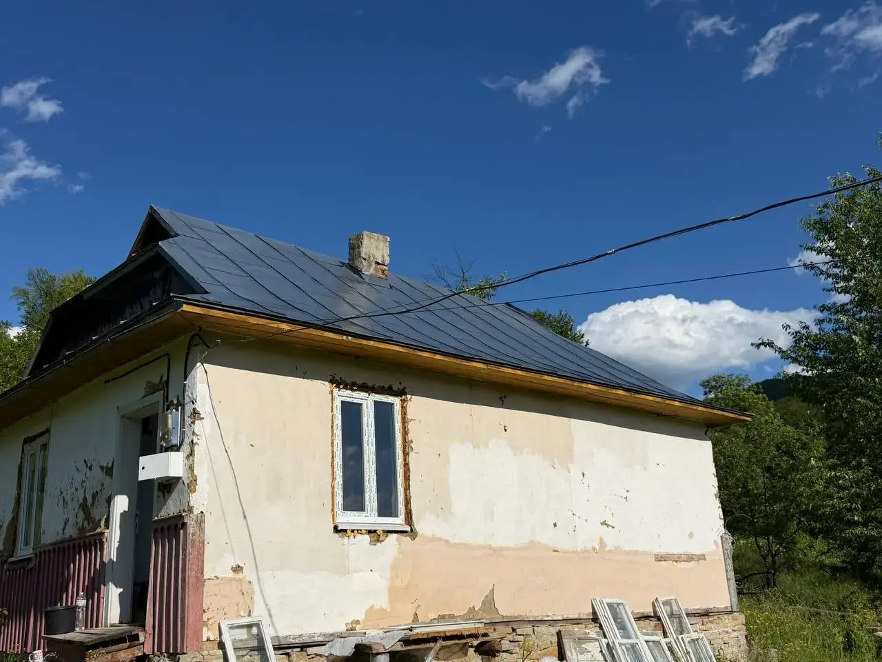 Фальцевий дах у Яремчі після фарбування в колір графіт
