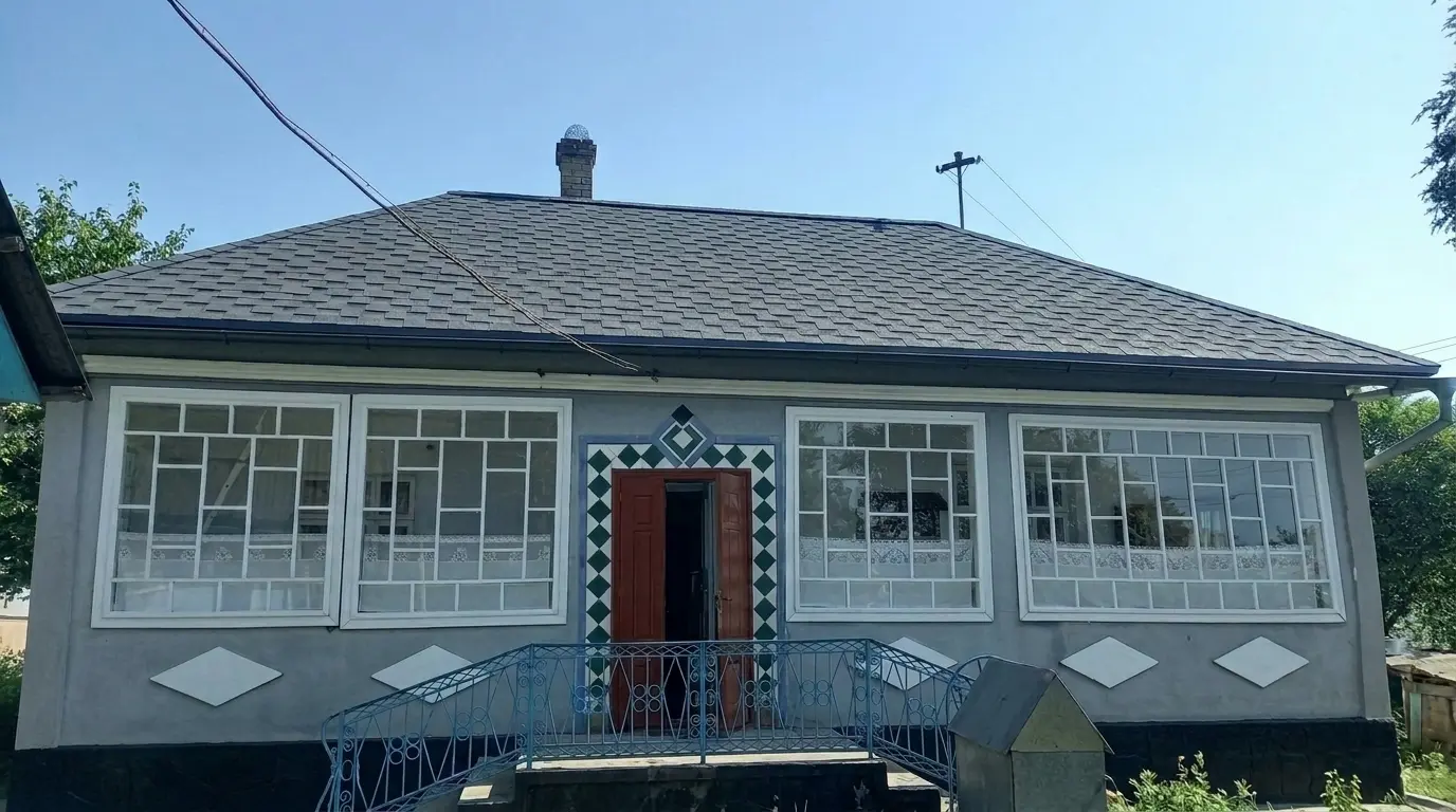 Покрівля приватного будинку у графітово-сірому кольорі